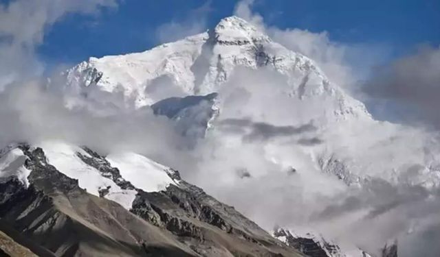 Everest’teki kar fırtınasında 1 yürüyüşçü hayatını kaybetti