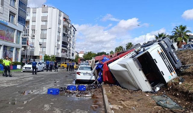 İzmir Torbalı’da d*hşet anları! Kontrolden çıkan tır park halindeki araçları ezdi