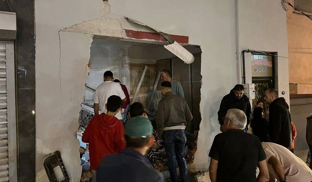 İzmir'de freni boşalan kamyon evin oturma odasına daldı