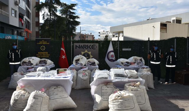İzmir’de nefes kesen operasyon! Tek seferde 881 bin 800 sentetik hap ele geçirildi