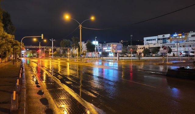 İzmir’de sağanak yağış etkili oldu: Kentte su birikintilerine dikkat!