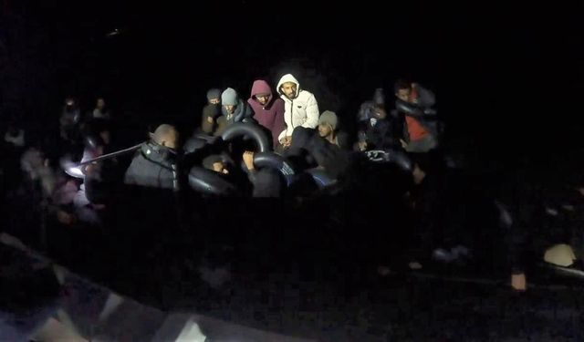 Karaburun açıklarında motor arızası paniği: 43 düzensiz göçmen kurtarıldı