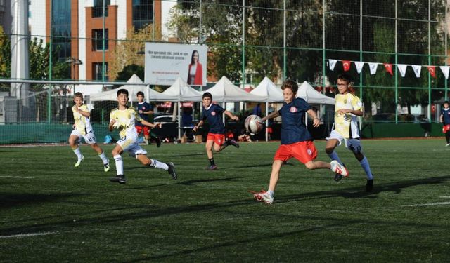Karşıyaka’da minikler Cumhuriyet Kupası’nda dostluk için yarıştı