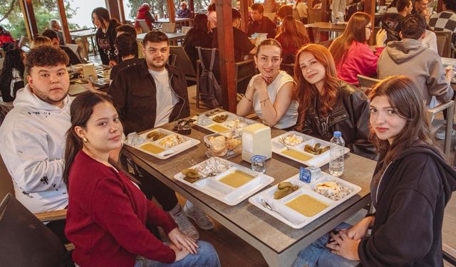 Kuşadası'nda üniversite öğrencilerine ücretsiz akşam yemeği desteği başladı