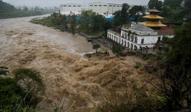 Nepal'de sel ve heyelan can aldı: 22 ölü, 12 kayıp