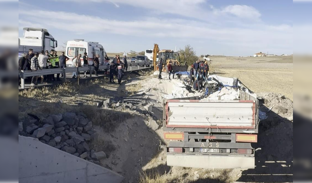 Şarampole devrilen tırın sürücüsü hayatını kaybetti