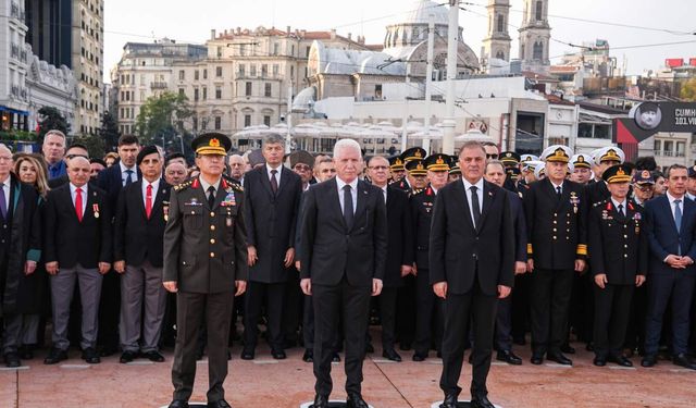 Büyük Önder Atatürk’e Taksim’de saygı duruşu