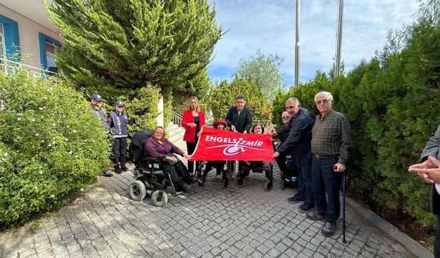 Çeşme Belediyesi’nin Alaçatı ek hizmet binasına iki yıldızlı Kırmızı Bayrak verildi