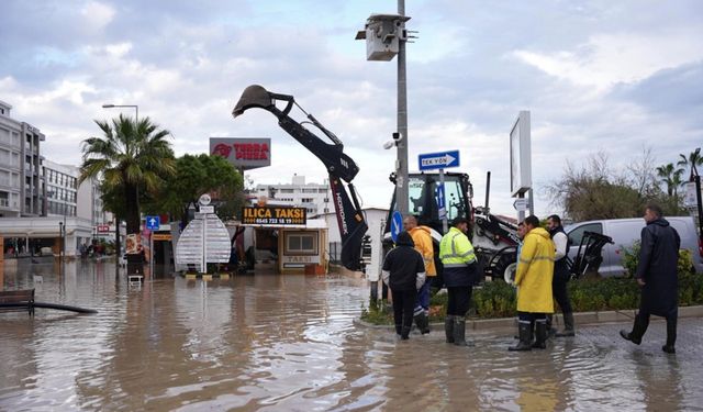 Çeşme bir günde bir aylık yağış aldı: Belediye tüm birimleriyle sahada