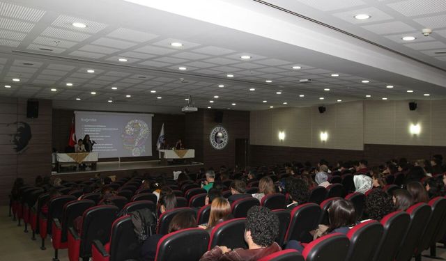 Ege Üniversitesi'nde bağımlılık, multidisipliner açıdan masaya yatırıldı