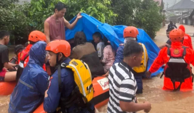 Endonezya’yı sel vurdu: 17 ölü, 61 yaralı