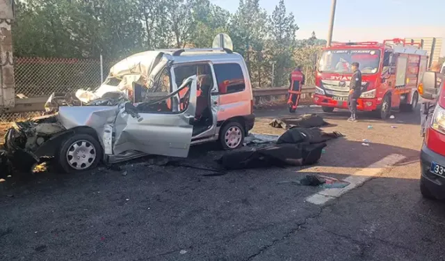 Hafif ticari araç kamyona çarptı: 3 ölü, 3 yaralı