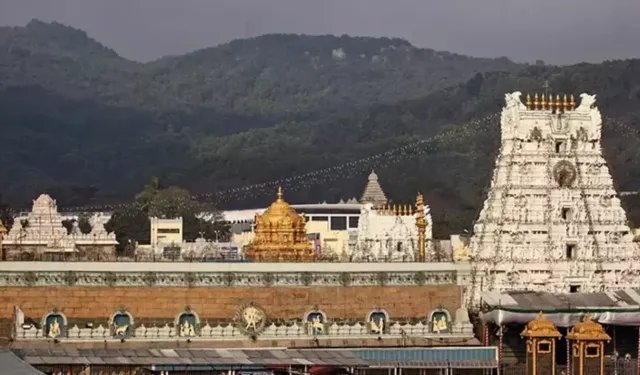 Hindistan'da tapınakta izdiham çıktı: 12 kişi yaşamını yitirdi