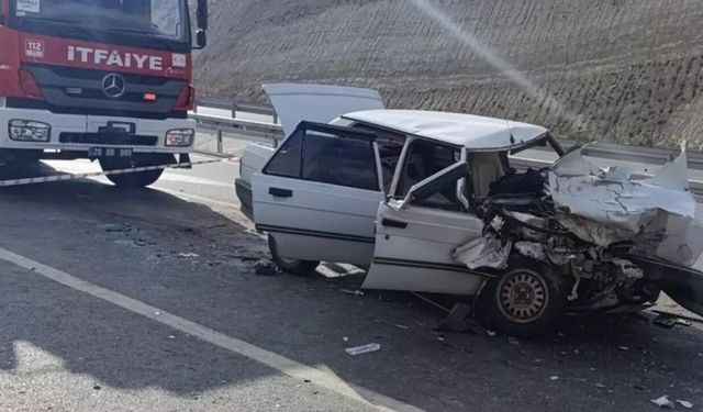 Otomobil kamyona arkadan çarptı: 1 ölü, 1 ağır yaralı