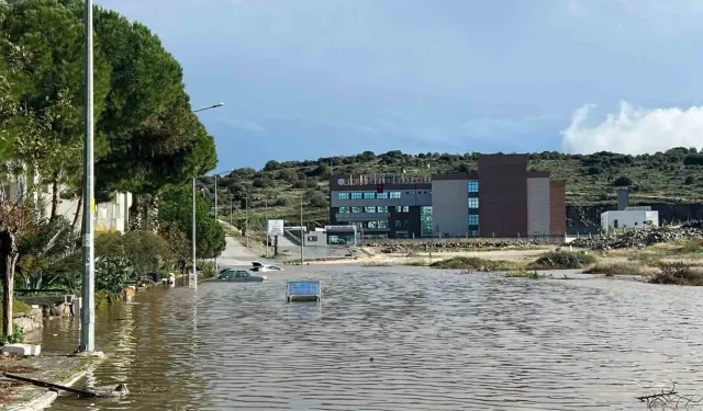 İzmir Dikili’de araçlar su altında kaldı