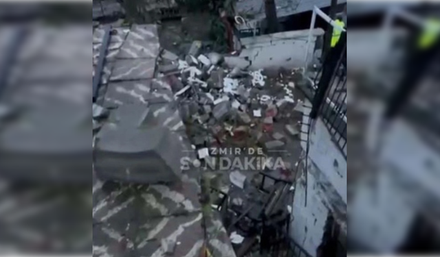 İzmir'de kuvvetli fırtına minareyi devirdi