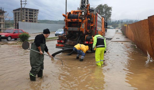 İzmir'de sağanak alarmı: Karaburun, Çeşme ve Foça'da rekor yağış