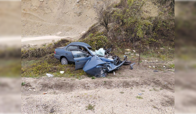 Kamyon ile otomobil çarpıştı: Ölü ve yaralı var