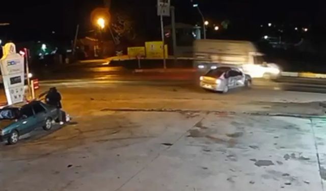 Kamyonet ile otomobil çarpıştı: Ölü ve yaralılar var