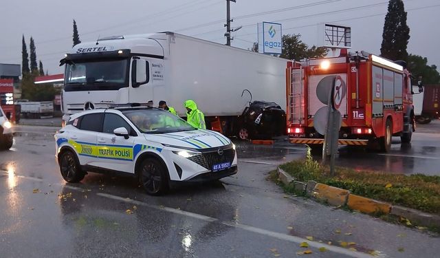Otomobil tırın altında kaldı: Karı koca hayatını kaybetti