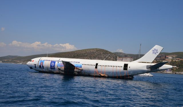Kuşadası'ndaki batık uçak, yabancı turistlerin gözdesi oldu