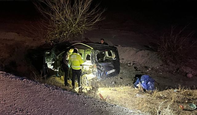 Ticari araç şarampole devrildi: Ölü ve yaralılar var