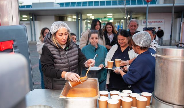 Karşıyaka Belediyesi'nden vatandaşlara sıcak çorba ikramı