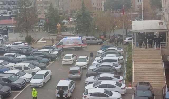 Boşanma davası olan polis memuru adliyede canına kıymaya kalktı