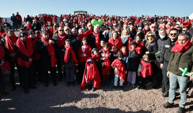 Başkan Pehlivan Menemenli vatandaşlarla birlikte fidan dikti