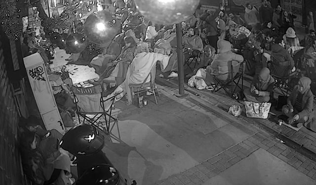 Battaniye ve kamp sandalyeleriyle kuyrukta! İzmir’de indirim heyecanı