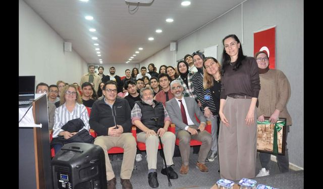 Duayen Savaş Muhabiri Coşkun Aral Egeli gençlerle deneyimlerini paylaştı