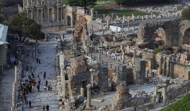 Efes’te Roma seçkinlerine ait mermer küvet gün yüzüne çıktı