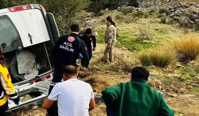 Tarım işçilerini taşıyan minibüs şarampole devrildi: 1 ölü, 3 yaralı