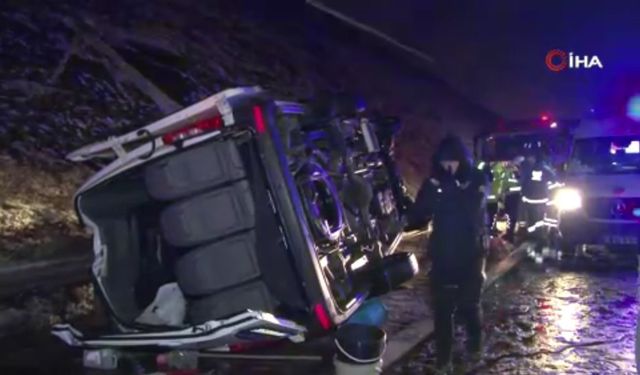 Kar yağışı feci kazayı getirdi: Devrilen servis aracında 11 kişi yaralandı