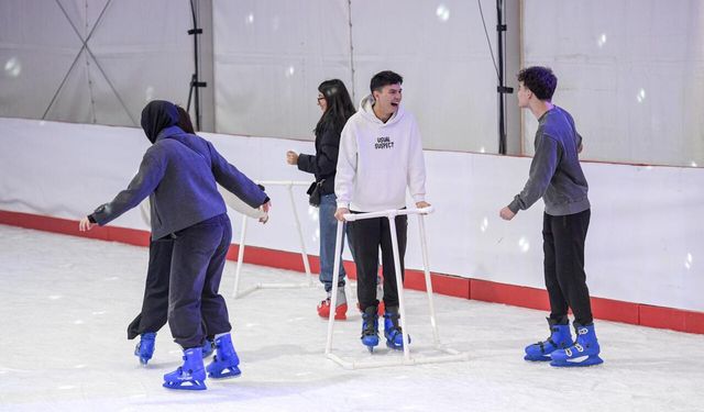 Buz pistleri İzmirlileri kış atmosferiyle buluşturuyor