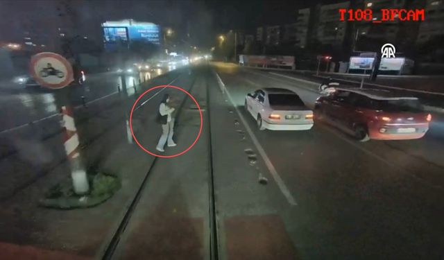 İzmir'de tramvayın çarptığı genç kız 50 gündür yoğun bakımda