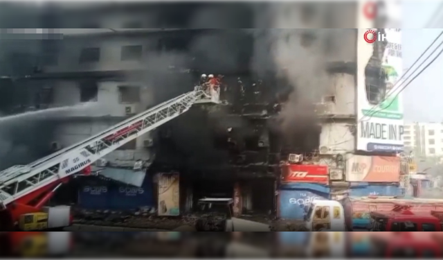 Pakistan’da alışveriş merkezinde facia: 6 ölü, 15 yaralı