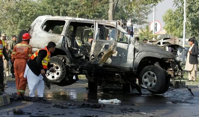 Pakistan’da bombalı saldırı: 6 polis yaşamını yitirdi