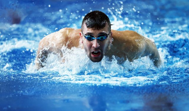 Rekortmen milli yüzücü Emre Sakçı, DEÜ'de antrenman yapıyor