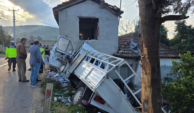 19 yaşındaki kamyonet sürücüsü eve çarparak hayatını kaybetti