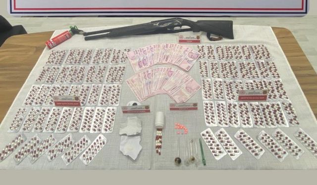 Zehir tacirlerine büyük darbe: Para, silah ve binlerce hap ele geçirildi!