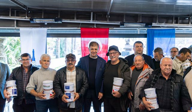Başkan Tugay'dan küçük ölçekli balıkçıya dayanışma eli