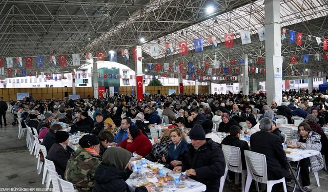 İzmir Büyükşehir Belediyesi ilk iftar sofrasını Gaziemir’de kurdu