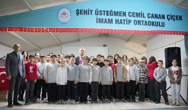 Bergama'da "Kağıt Atıklar Kitap Olsun" projesiyle çevre bilinci aşılanıyor