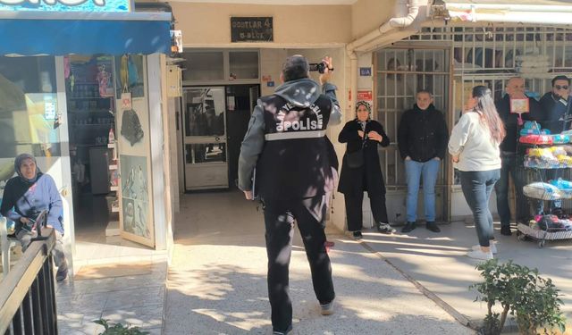 Birlikte yaşadığı kadını tabancayla öldürüp intihar etti