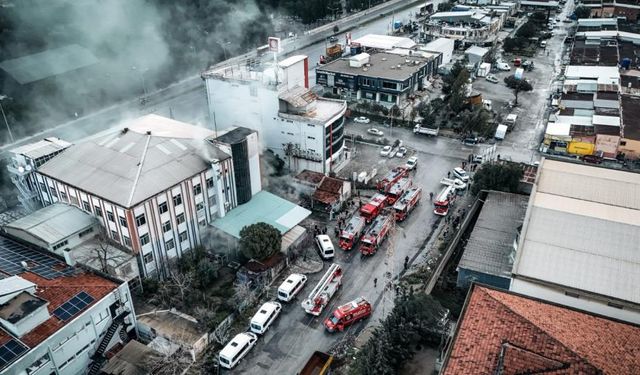 Bornova’da ayakkabı fabrikasında yangın! Alevler çevredeki tesislere sıçramadan söndürüldü