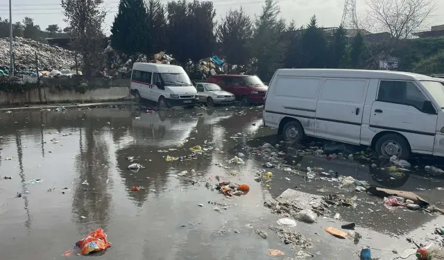 Buca’da sel çöpleri yola taşıdı, mahalleli tepkili