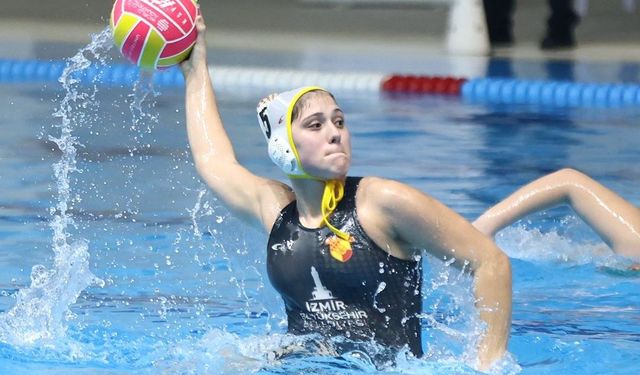 Göztepe Kadın Sutopu Takımı İzmir'de sahnede