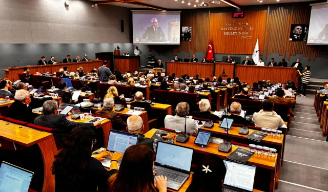 İzmir Büyükşehir Belediyesi Meclisinde 'hırsız' tartışması