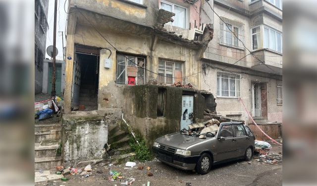 İzmir’de balkon çöktü, otomobil hurdaya döndü